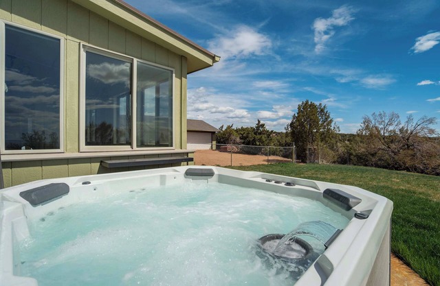 Sunset Ridge | Gorge Views & Trails | Hot tub