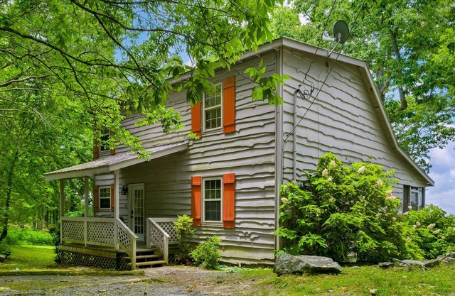 Sunset ROCKS-sleeps 8 with brow view, hot tub, & fire pit