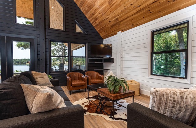 Sunset Shore Lodge. Pet friendly, Richibucto River