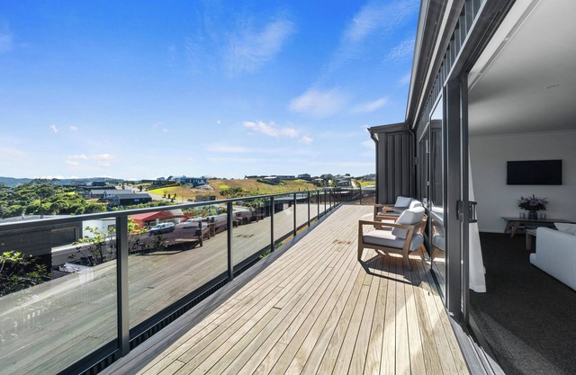 Sunset Stay - Raglan Holiday Home