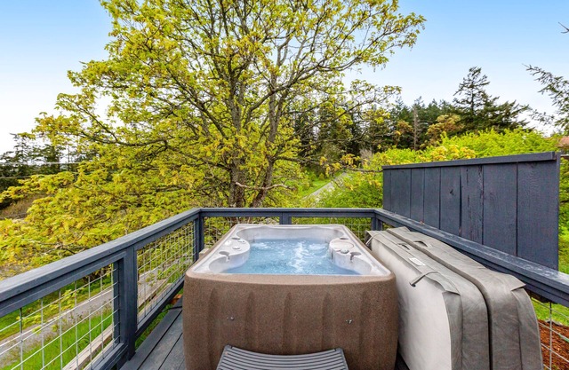 Sunset Studio with Stunning Views and Hot Tub - Dog-Friendly