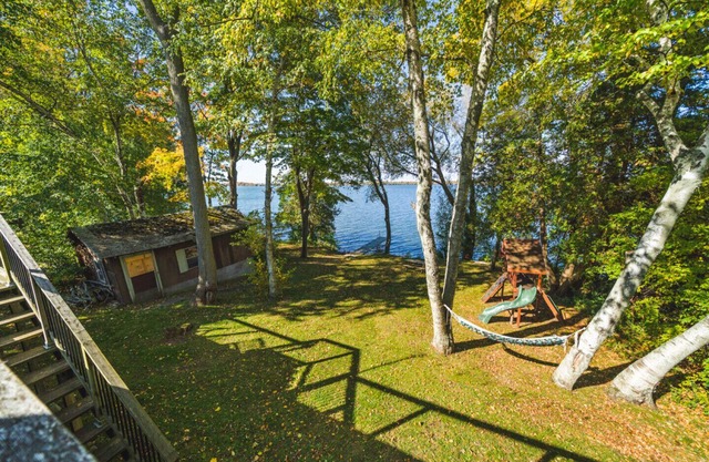 Sunset Surf Cottage - Picton, Ontario, Canadá