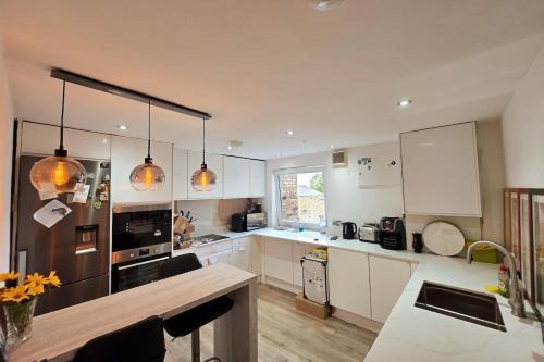 Sunset View 2BR Apartment - Beautiful London View & Free Parking