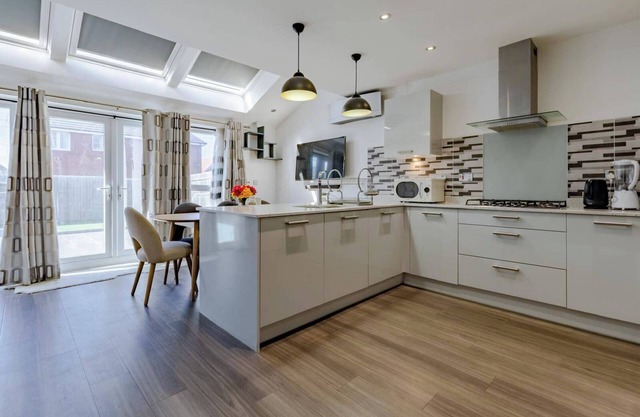 Sunset View-Luxury 2-Bed House Near Birmingham