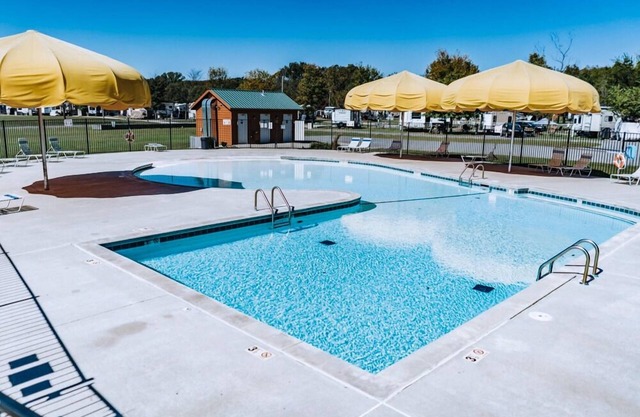 Sunset Views and Serenity! Full Kitchen, Outdoor Pool, Splash Pad, Free Parking