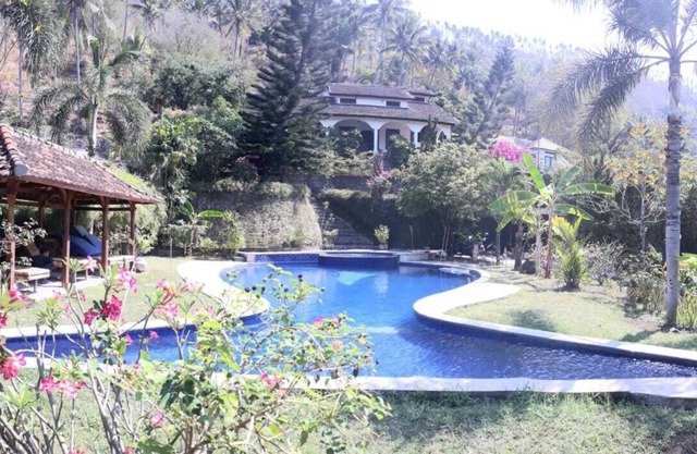 Sunset villa Lombok, villa familiar con piscina privada y personal completo.