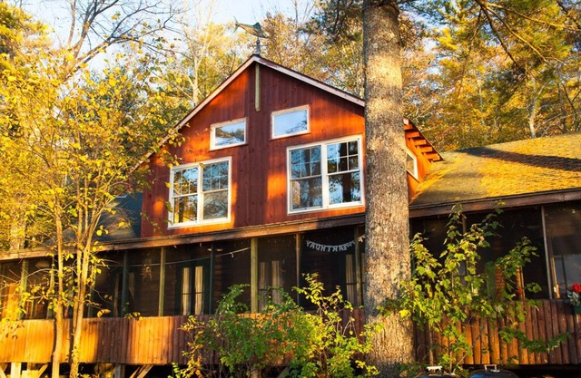 SunsetLodge Rustic Lakeside Cabins & Lodge con vistas del atardecer para Reuniones / Grupos