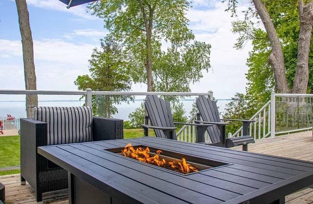 Sunsets on Simcoe - Waterfront Cottage!