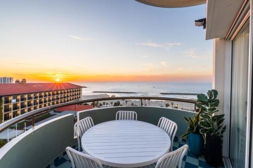 Sunsets Paradise 2BR with Parking by Beachfront Stay