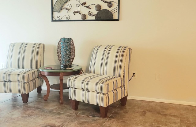 Sunshine 2-bedroom apartment 5 mile from Siesta Beach
