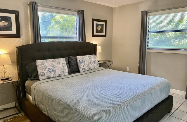 Sunshine Acre. King Master Suite & BIG Yard