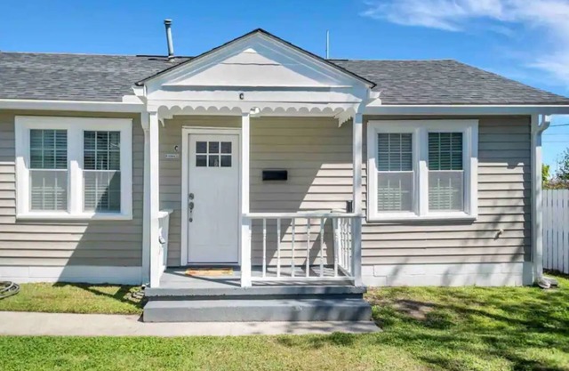 Sunshine Bungalow Minutes from DowntownCharleston