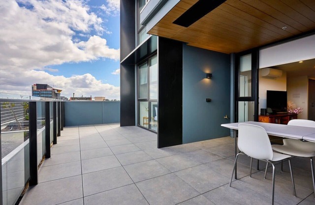 Sunshine Cityscape Modern 2-Bed Retreat
