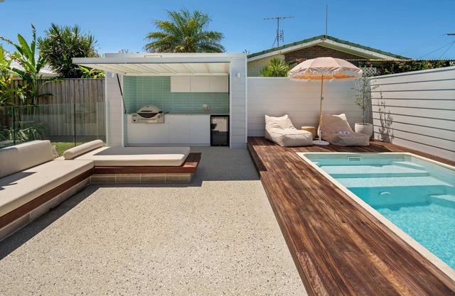 Sunshine Coastal Retreat - Stroll to the Shoreline