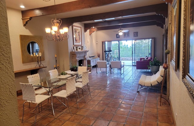 SUNSHINE FAMILY GETAWAY. NICE CONDO NEAR I10 WITH 4 QUEEN BEDS GREAT VIEW.