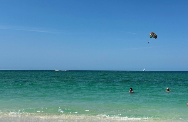 Sunshine Get Away! Pool, Beach & Fun! Near Siesta Key! King Size Bed!