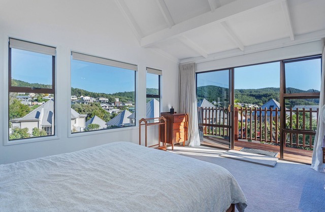 Sunshine Grove Retreat - Onemana Holiday Home