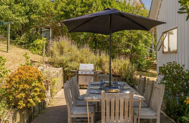 Sunshine Grove Retreat - Onemana Holiday Home