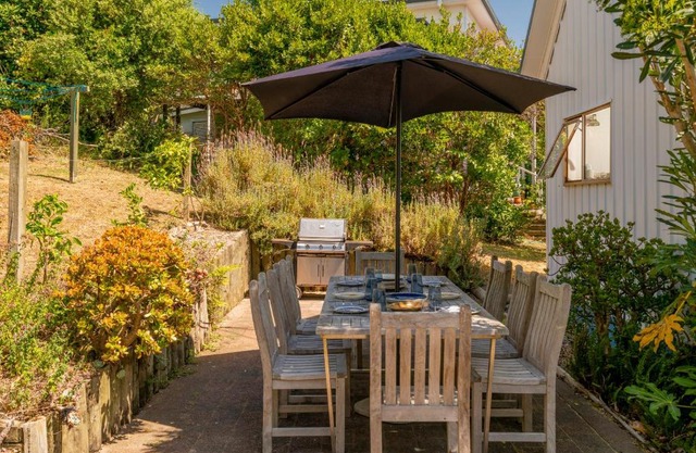 Sunshine Grove Retreat - Onemana Holiday Home
