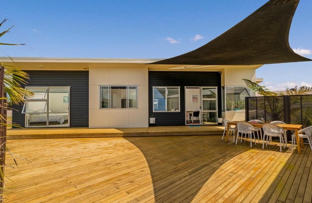 Sunshine Holidaze - Matarangi Holiday Home