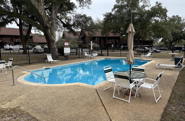 Sunshine Oaks - 1st Floor Condo w/ Pool: Golf, Swim & Casino nearby!