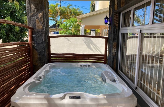 Sunshine Residence -4 Bed HolidayHome with Jacuzzi