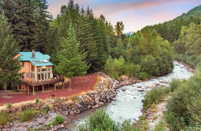 Sunshine + Riverfront-Mt. Hood-Hot Tub on 2 Acres! Large Mountain Chalet in Mt. Hood National Forest!! 4BR/ 2.5Ba ** Pet-Friendly** Family Friendly**