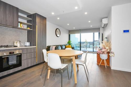 Sunview Modern 2-Bed with City Views