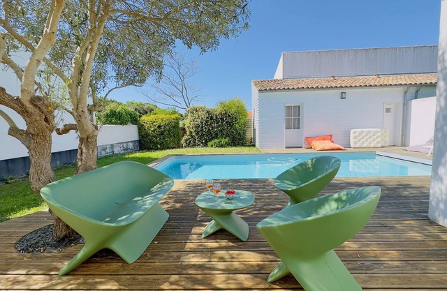 Superb villa with swimming pool in the village