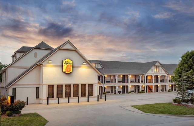 Super 8 by Wyndham City of Moore