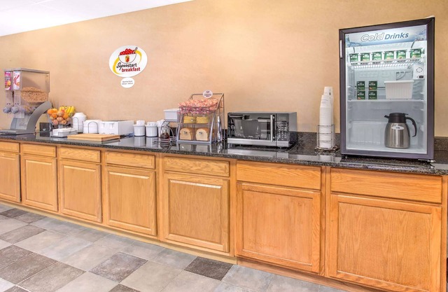 Super 8 by Wyndham Galva