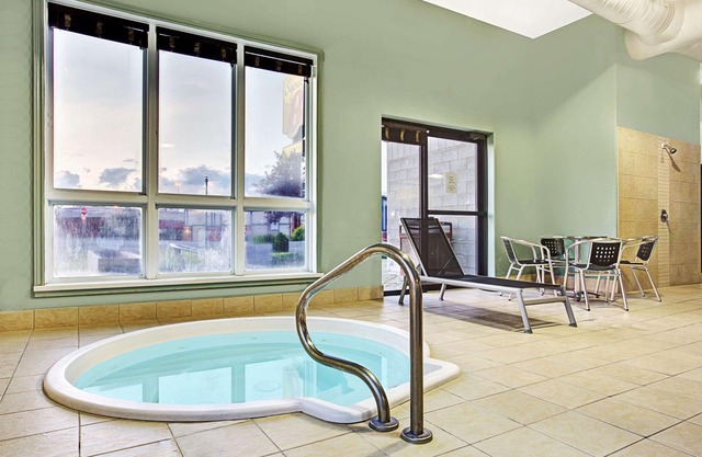 Super 8 by Wyndham Lachenaie/Terrebonne