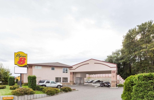 Super 8 by Wyndham Lake Country/Winfield Area