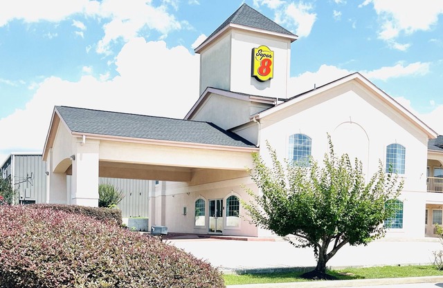 Super 8 by Wyndham Montgomery/ Lake Conroe