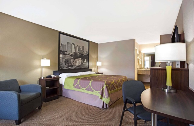 Super 8 by Wyndham Oklahoma/Frontier City