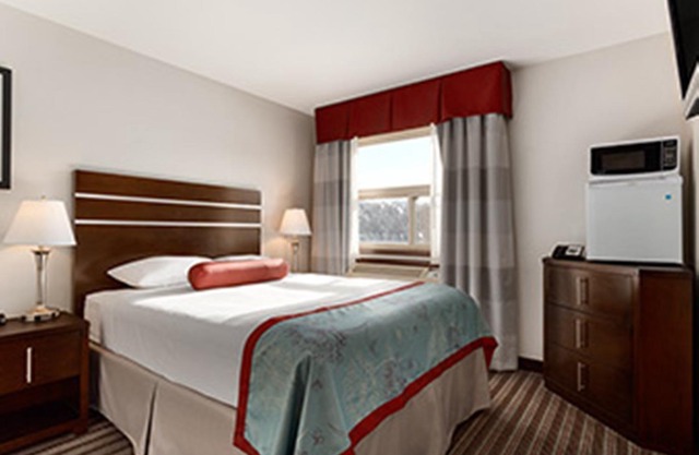 Super 8 by Wyndham Saskatoon Near Downtown
