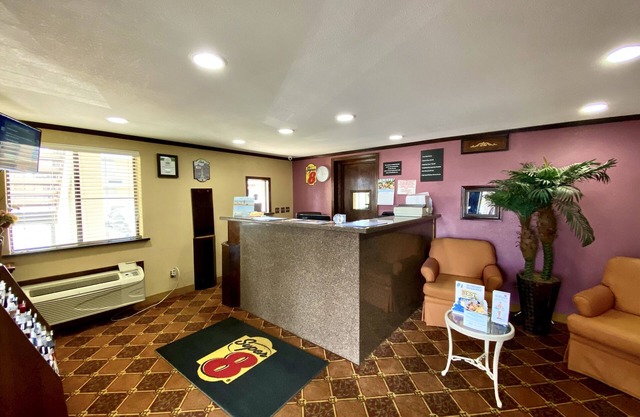 Super 8 by Wyndham Shawnee