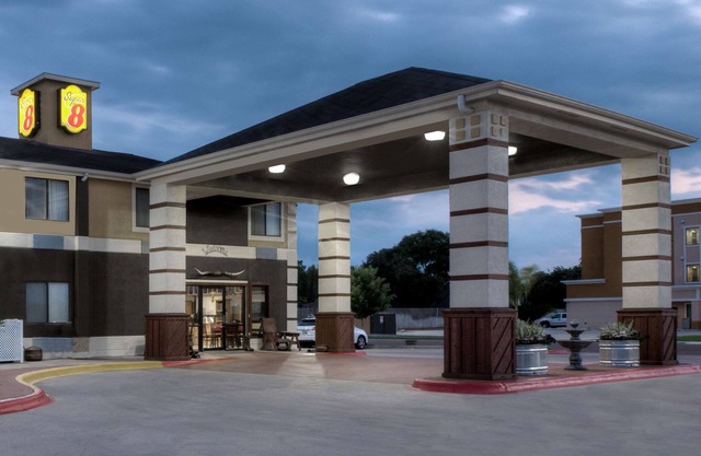 Super 8 by Wyndham Victoria/North/Mall Area