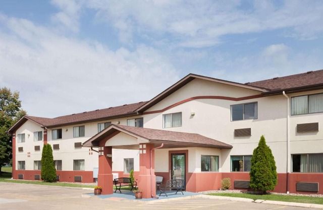Super 8 by Wyndham Washington/Peoria Area
