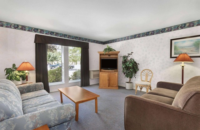 Super 8 by Wyndham West Kelowna BC