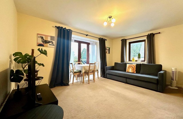 Super Apartment next to Bicester Village, Sleeps 4