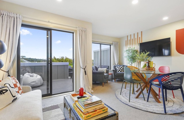 Super Chic Apt nr Albany Mall - Carpark