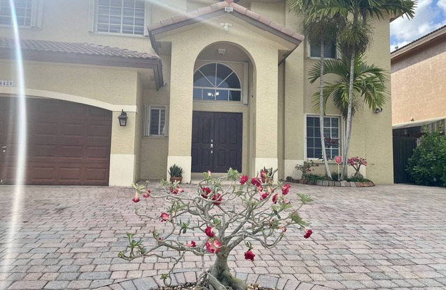 Super Clean 6br house, heated pool, Big TV every room, 5 star service & luxury