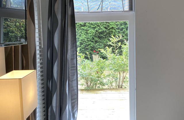 Super-clean1 bedroom and bathroom, independent entrance suite with kitchen