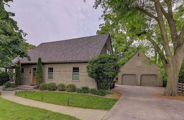 Super close to everything! 5 bedrooms close to Hawkeye events & the Hospital