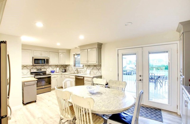 Super close to Lambeau! 4 minute walk to the stadium district! 2 bedroom home.