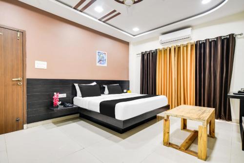 Super Collection O Indore Near Omax City 1
