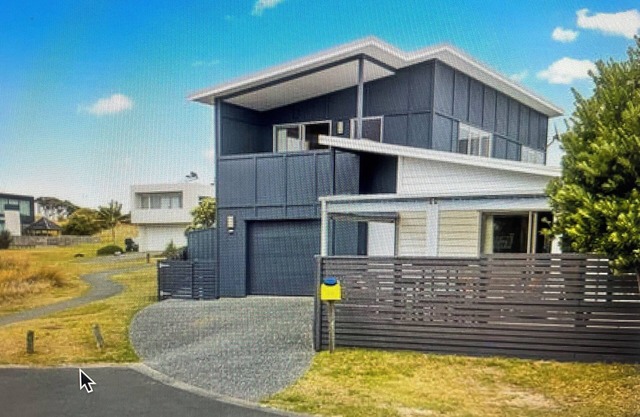 Super comfortable 4 bedroom 2 bathroom holiday home close to beach and cafe.