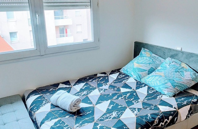 Super-convenient studio just a 1-minute streetcar ride from central Paris