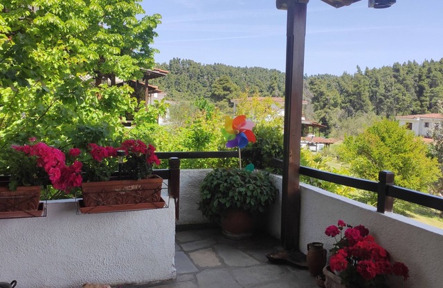 Super cozy and comfort villa in the woods just 1 klm from Elani beach